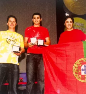 A tripla portuguesa no palco do &ldquo;Palais des Festivals&rdquo; a receber a medalha de Ouro