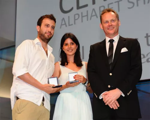 Afonso Ferreira e Francisca Oliveira com o CEO do festival Philip Thomas no palco do &ldquo;Palais des Festivals&rdquo; a receber ouro na categoria de Marketing