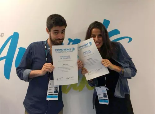 Rui Sim&otilde;es e Maria Bessa, ambos da NOSSA ca receber o pr&eacute;mio